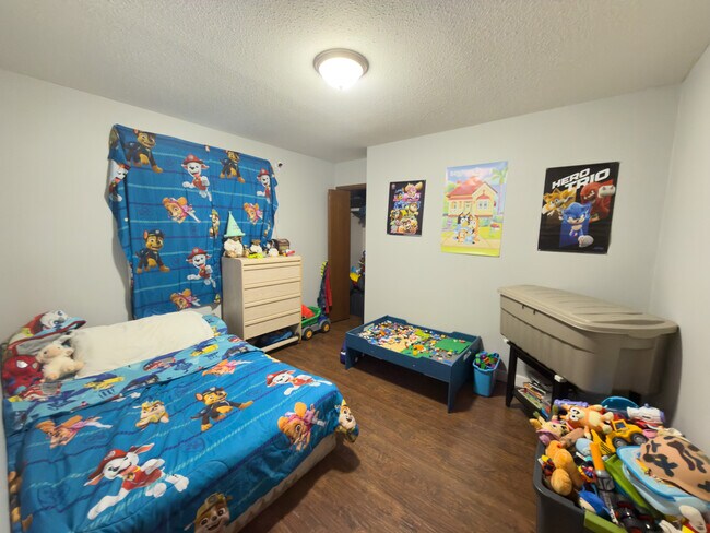 Photo - 4421-4449 49 Ave