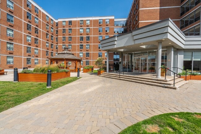 Building Photo - 798 Richmond Street West Unit 543