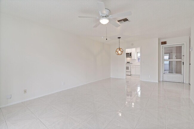 Photo - 2557 Dudley Dr W Unidad D