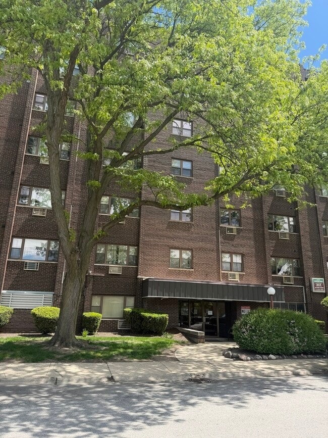 Building Photo - 4600 N Cumberland Ave Unit 1