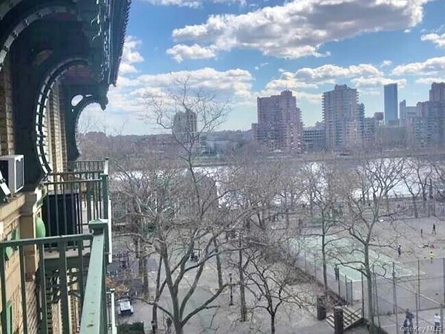 Photo - 517 E 77th St