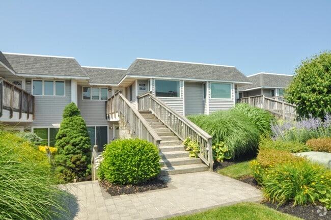 Building Photo - 806 Bluffs Dr N Rental