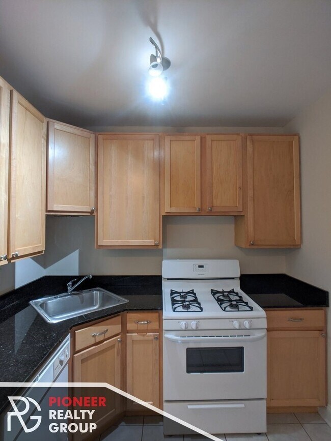 Photo - 1253 W Henderson St Unit 2