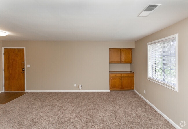 1BR, 1BA - 700 SF