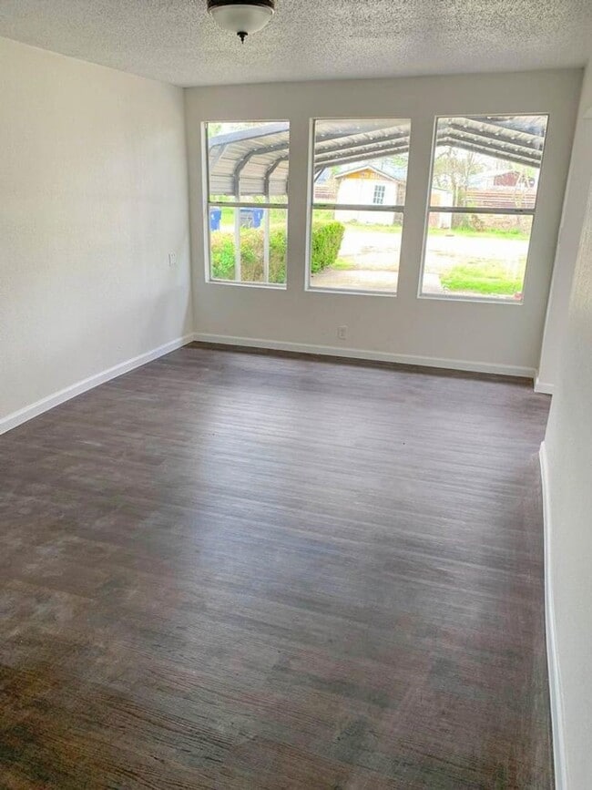 Photo - 303 Harlem St