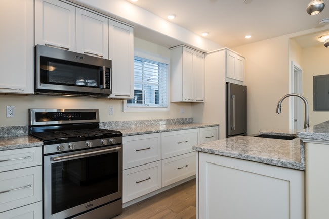Building Photo - 52 Wilmot St Unit 1R