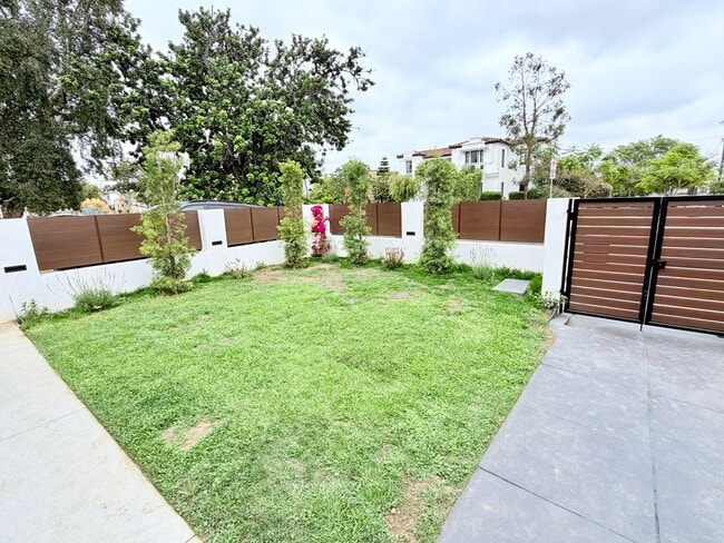 Front Yard - Shared - 1265 Keniston Ave