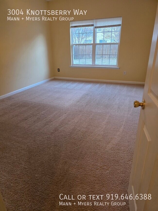 Photo - 3004 Knottsberry Way