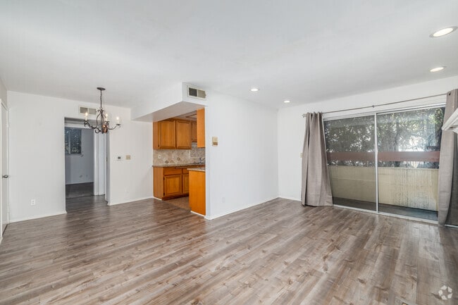 Interior Photo - 14950 Burbank Blvd