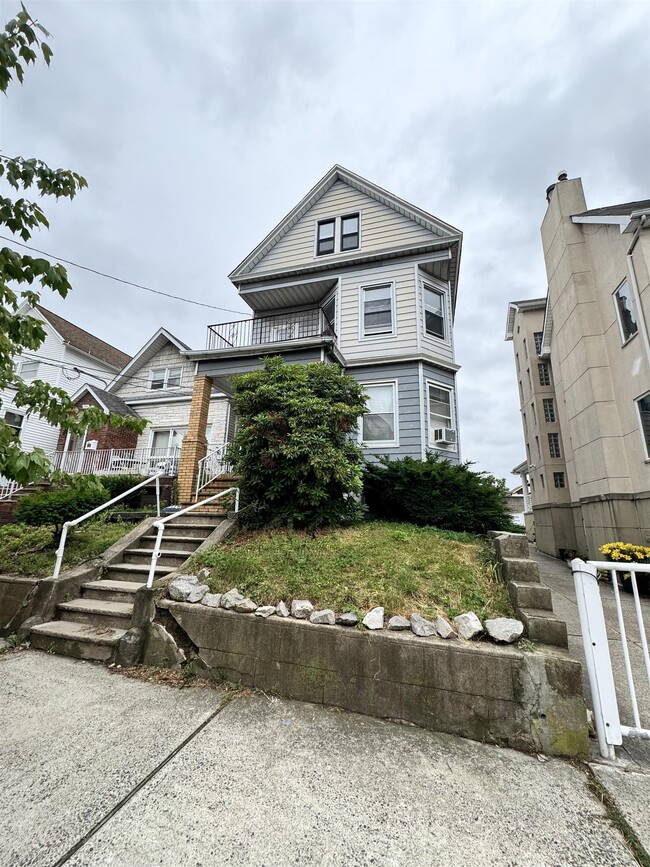 Building Photo - 136 W 25th St Unit 2