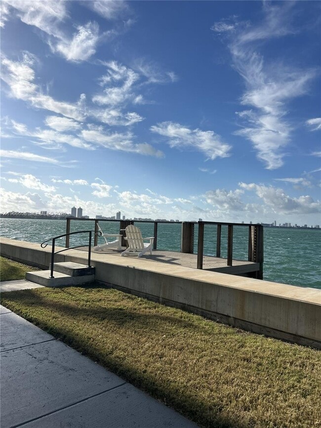 Building Photo - 1990 Bay Dr Unit 7