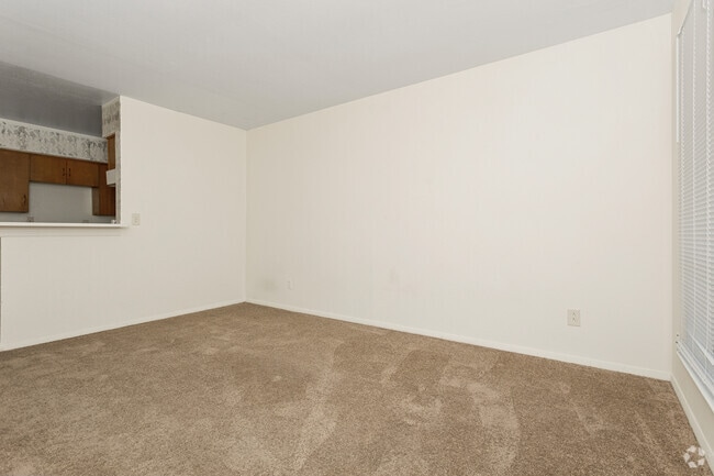 1BR, 1BA - 610SF - Living Room