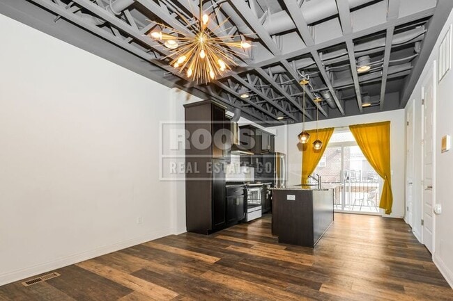 Photo - 10 N Center St