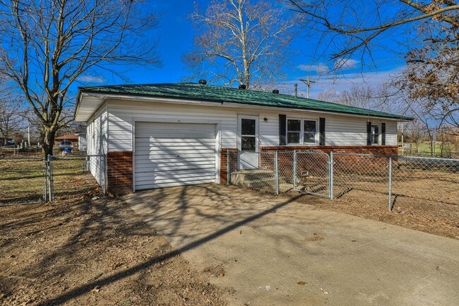 Photo - REMODELED 3 Bedroom | 1 Bathroom | 1 Car Garage HOME in EXETER, MO | PETS WELCOME