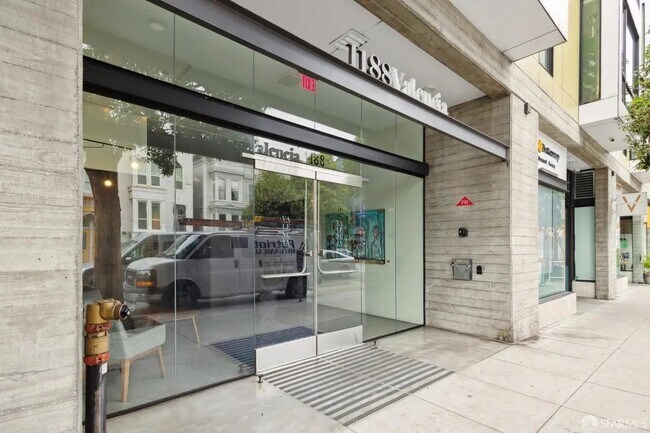 Main Entrance - 1188 Valencia St Unidad 312