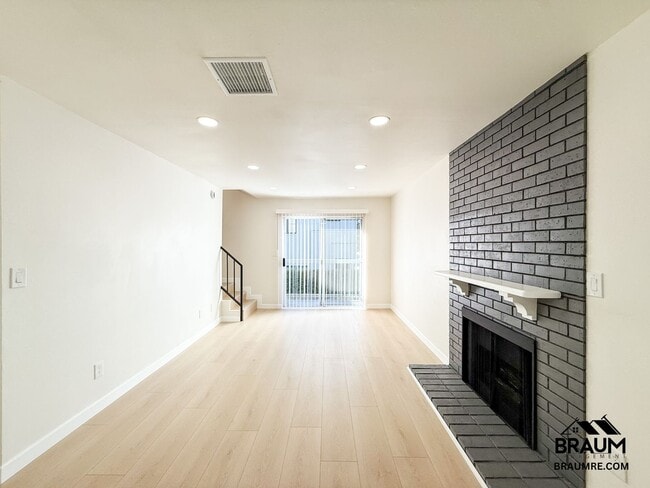 Building Photo - 11228 Huston St Unit 7