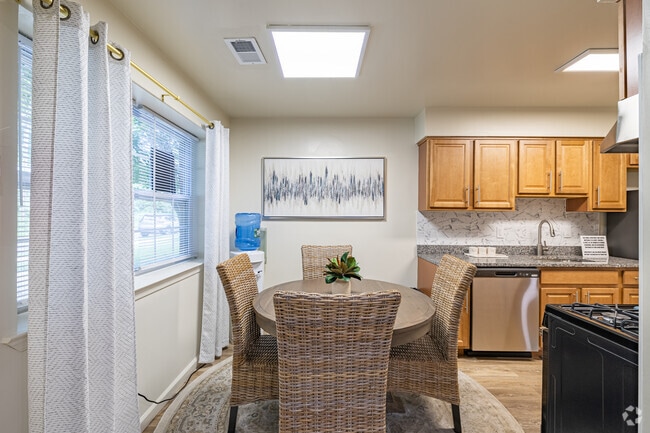 1BR, 1BA - 890SF - Dining Room