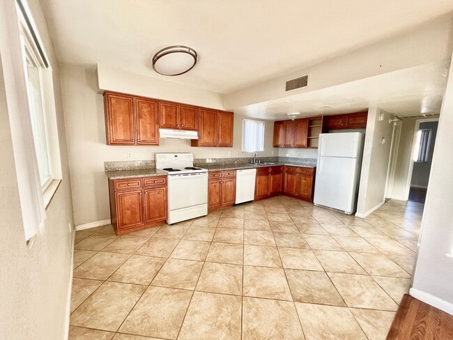 Building Photo - 2149 Exeter Dr Unit 3