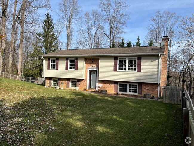 Building Photo - Lovely Country Home Close to Christiansburg