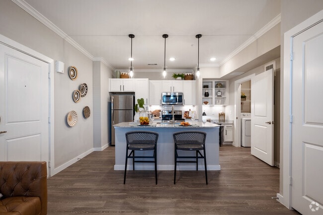 1BR, 1BA - 638SF