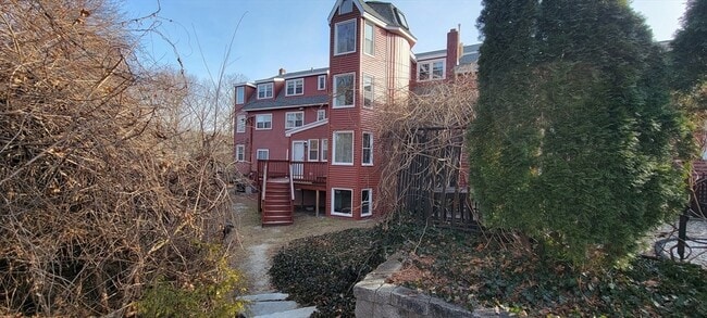 Building Photo - 16 Middlesex St Unit 11
