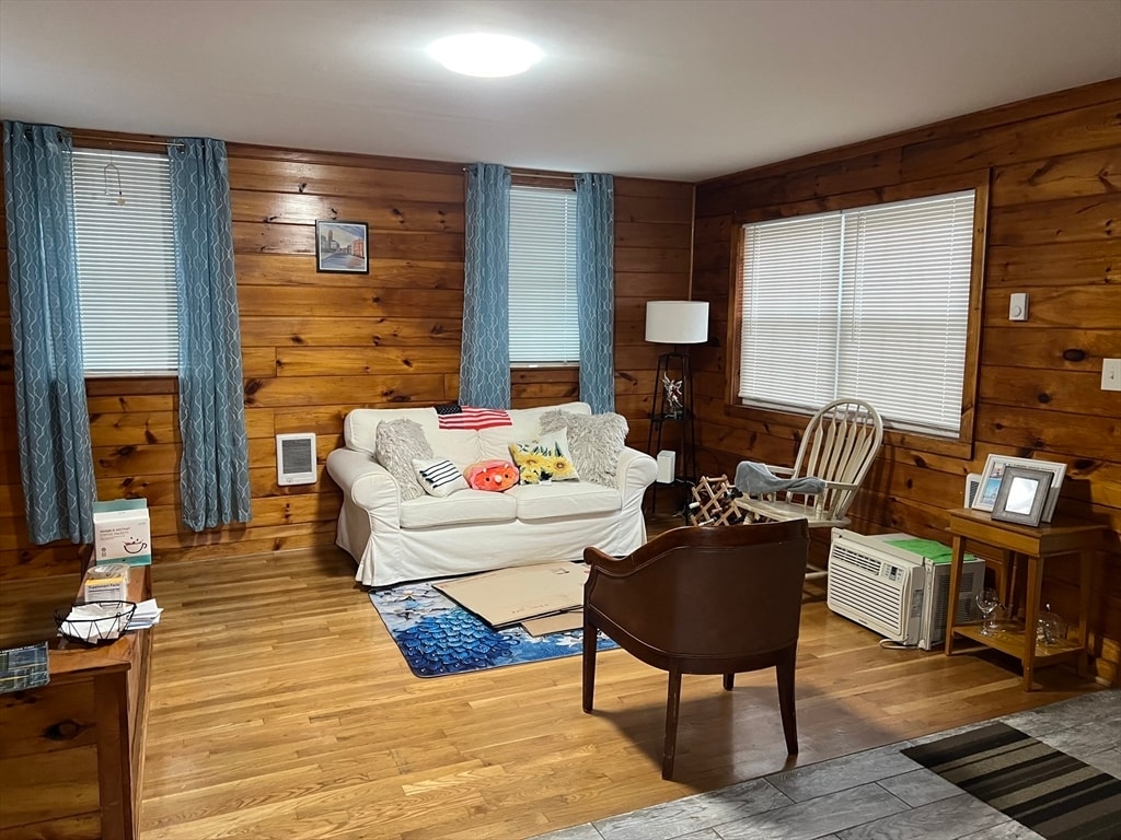 Photo - 170 Beach St