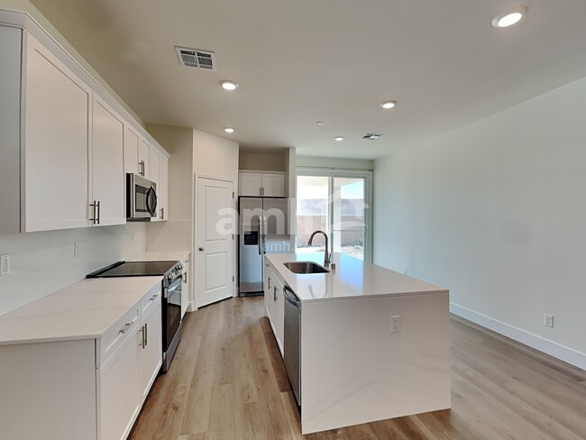 Photo - 826 English Primrose St