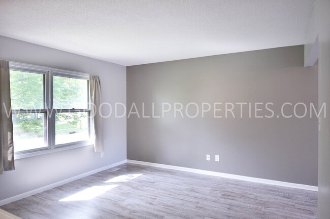 Photo - Beautiful split level home near Urbandale ...