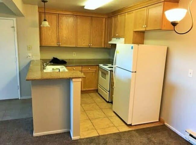 Kitchen w/ breakfast bar - 1333 N Camino Alto Unit 2 bed 1 bath Condo