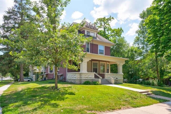 Photo - 831 E College St