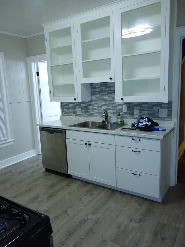 Kitchen - 19 Sheffield Ave Unit Lower