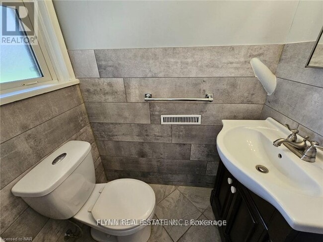 Photo - 99 Golden Blvd W