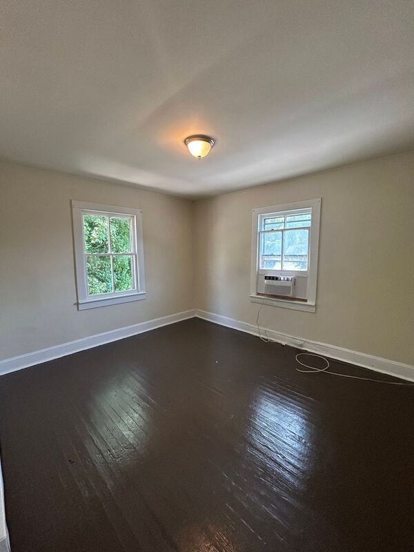 Photo - 929 Farmer St