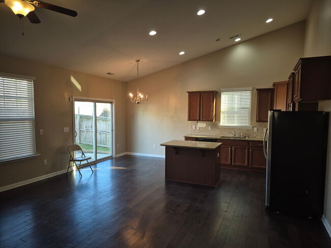 Photo - 284 River Oak St