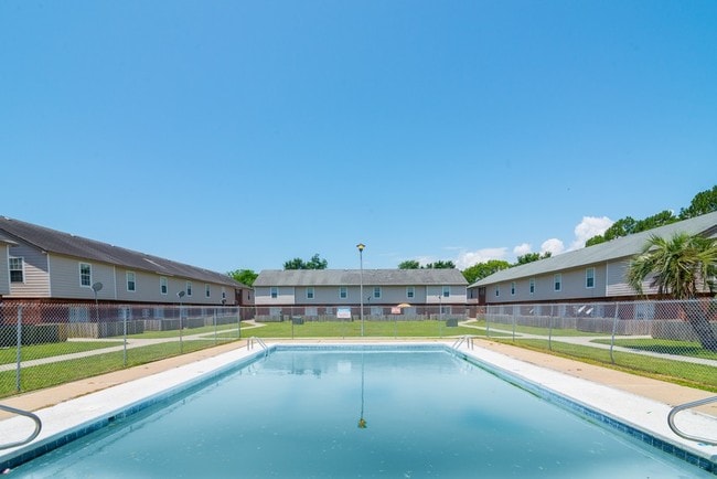 NEW Saltwater Swimming Pool - Williamsburg Square