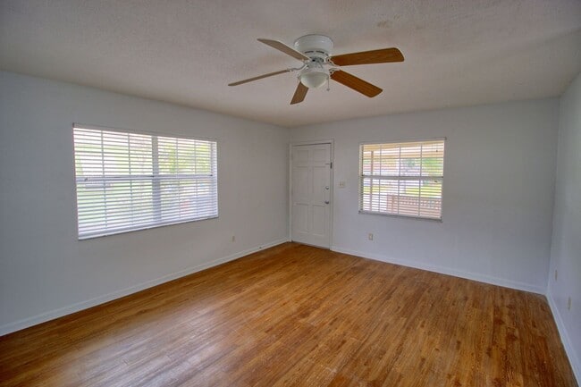 Photo - 205 E Esther St