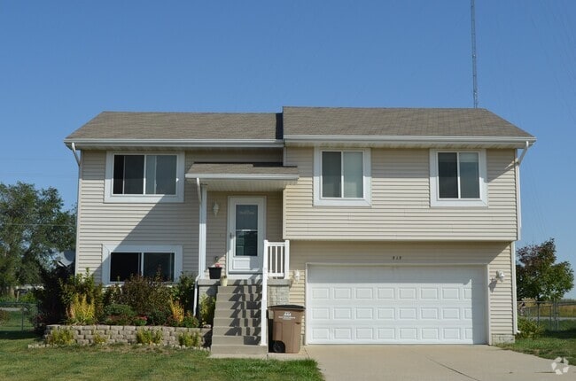 Building Photo - Lovely Altoona Split-Foyer Rental