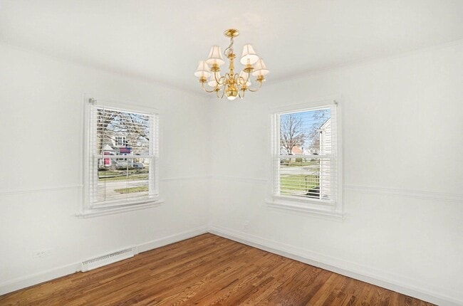 Photo - 995 Swain Ave