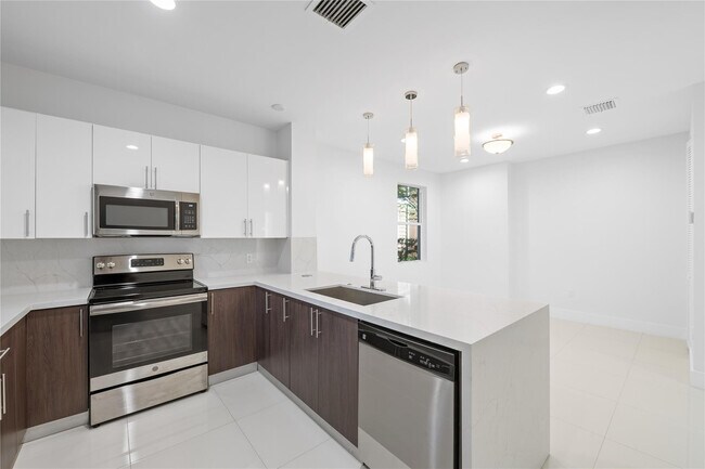 Photo - 324 SW 14th Ct