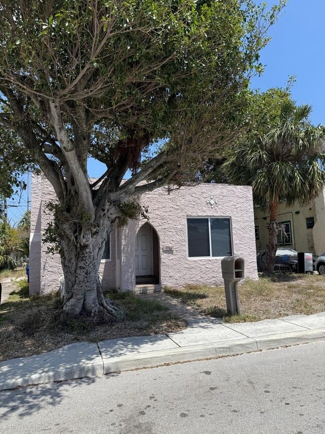 Building Photo - Great large House