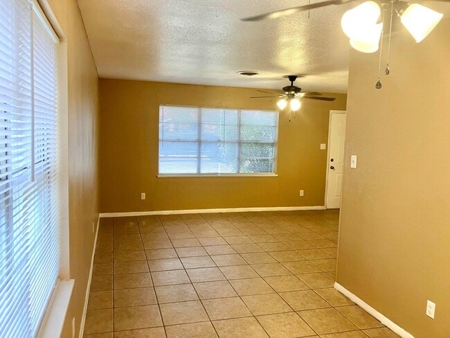 Photo - 1112 Northwood Dr