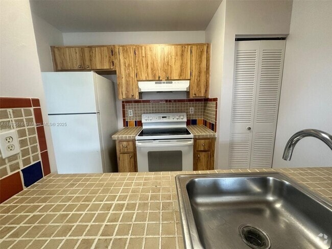 Building Photo - 9808 Hammocks Blvd Rental