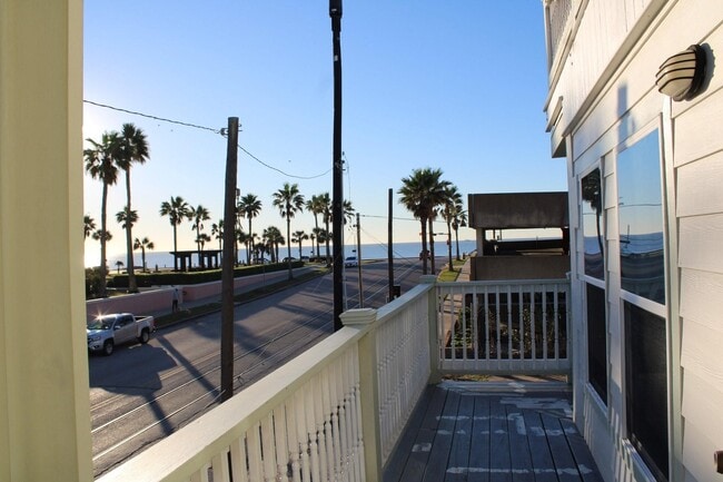 Building Photo - 2101 Bernardo De Galvez Ave Unit 2 Rental