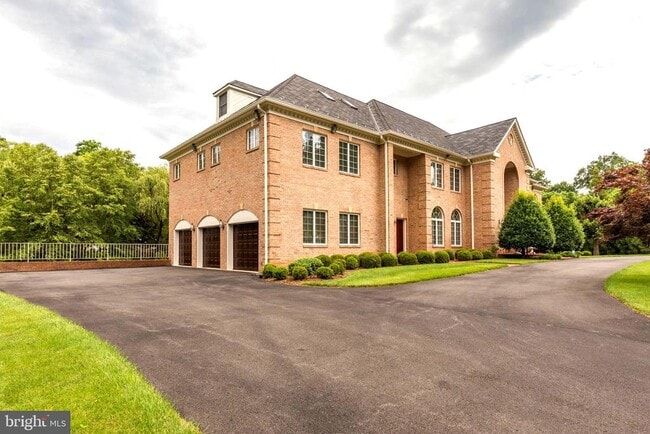 Building Photo - 914 Helga Pl