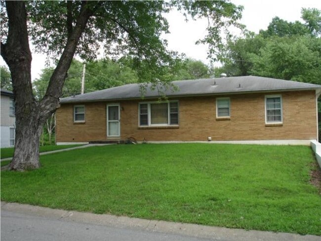 Photo - ASK about the MOVE IN SPECIAL! NO DEPOSIT! ! Beautiful 4 Bedroom Home in North KC