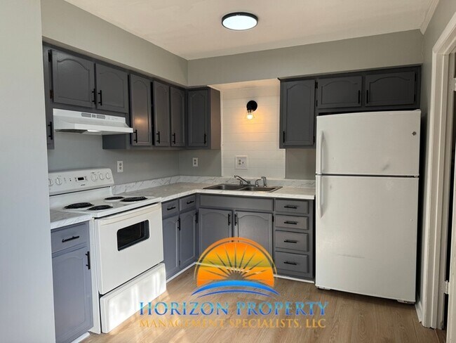 Photo - 900 Stevens Ct NE