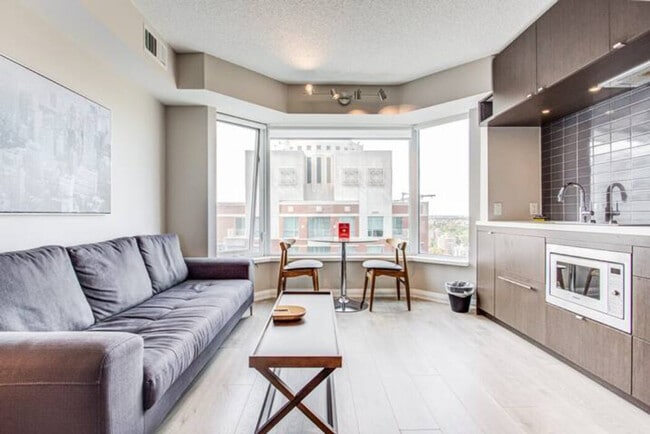 Building Photo - 155 Yorkville Ave