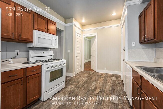 Photo - 579 Paris Ave SE