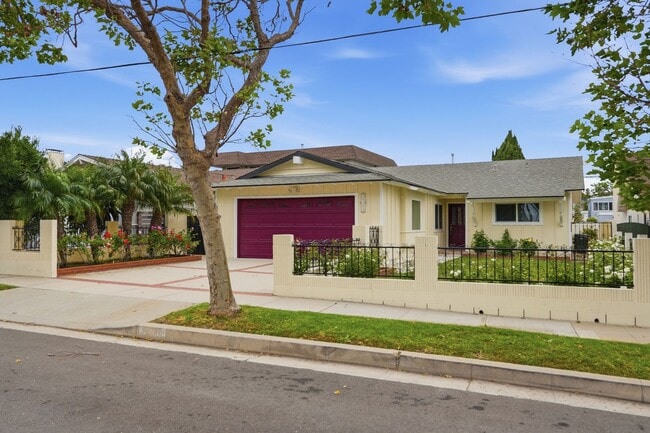 Photo - Spacious 4-Bed 4-Bath Home, Gated Yard & Entertainer’s Patio in Prime Torrance