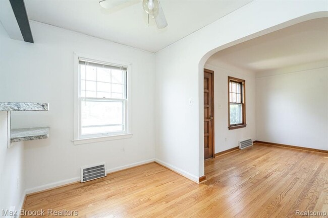 Photo - 1587 Leroy St